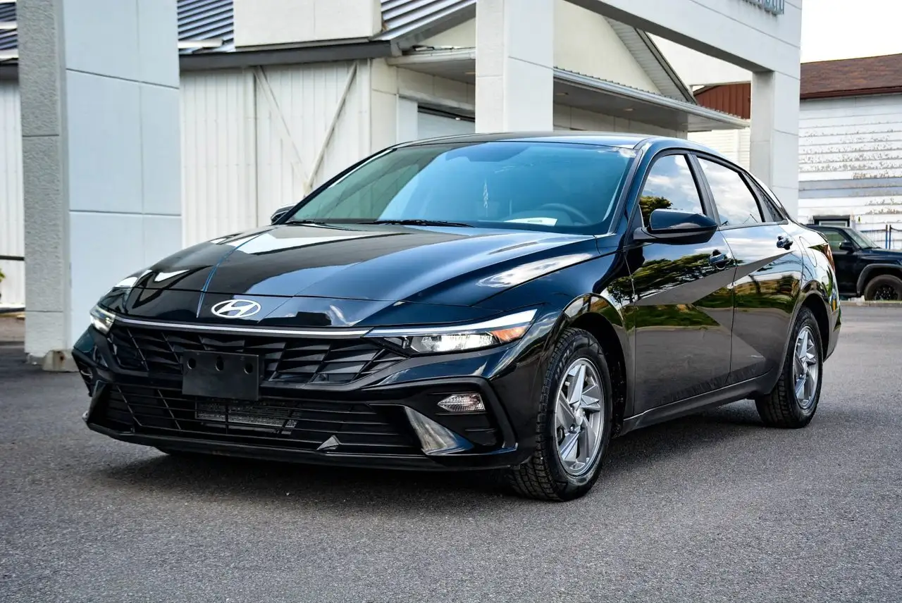 2025 Hyundai ELANTRA Essential — photo 1