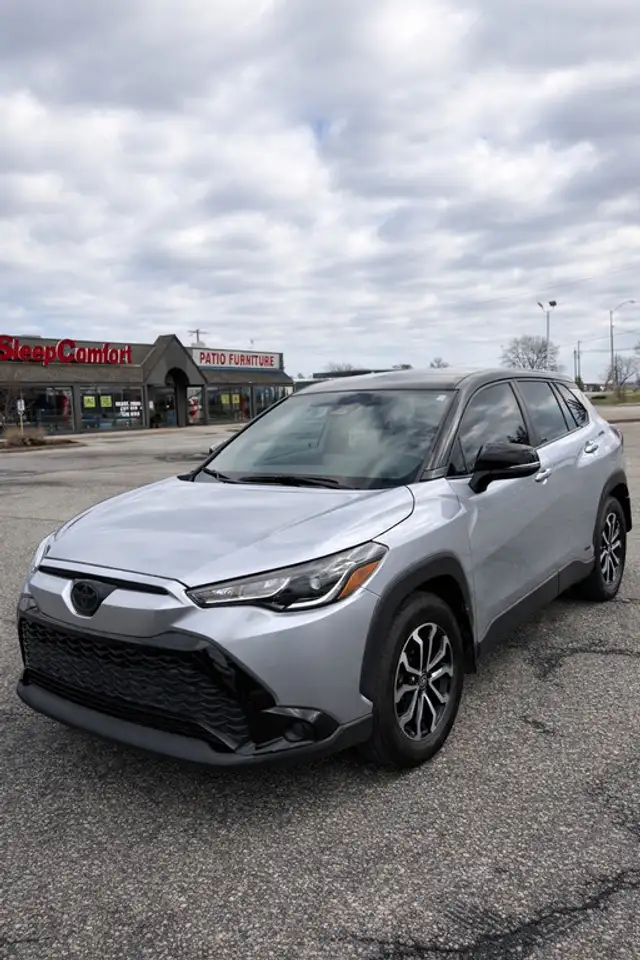 2024 Toyota Corolla Cross Hybrid SE — photo 1