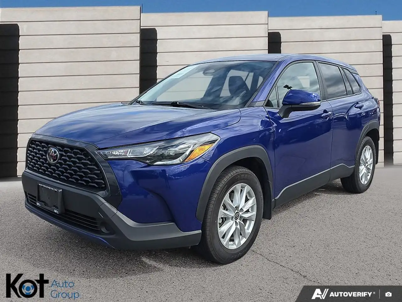 2024 Toyota Corolla Cross LE — photo 1