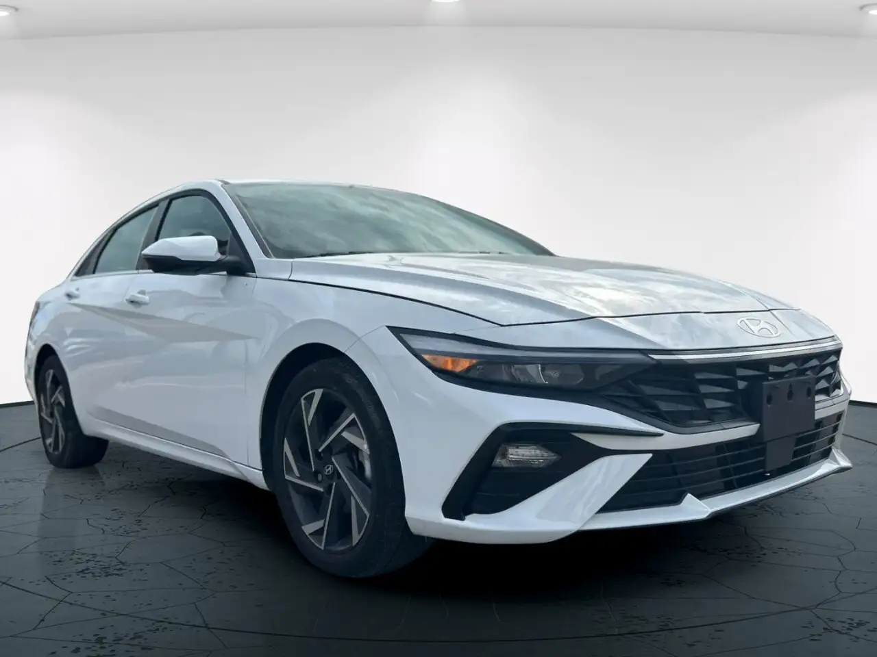 2025 Hyundai ELANTRA Luxury — photo 1