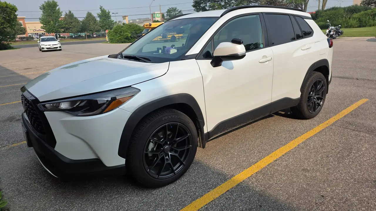 2024 Toyota Corolla Cross LE — photo 1