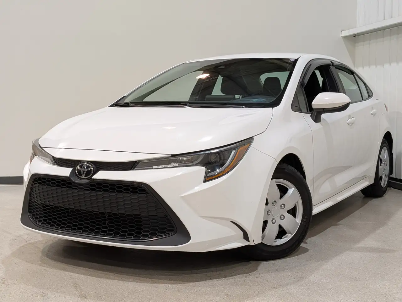2020 Toyota Corolla LE — photo 1