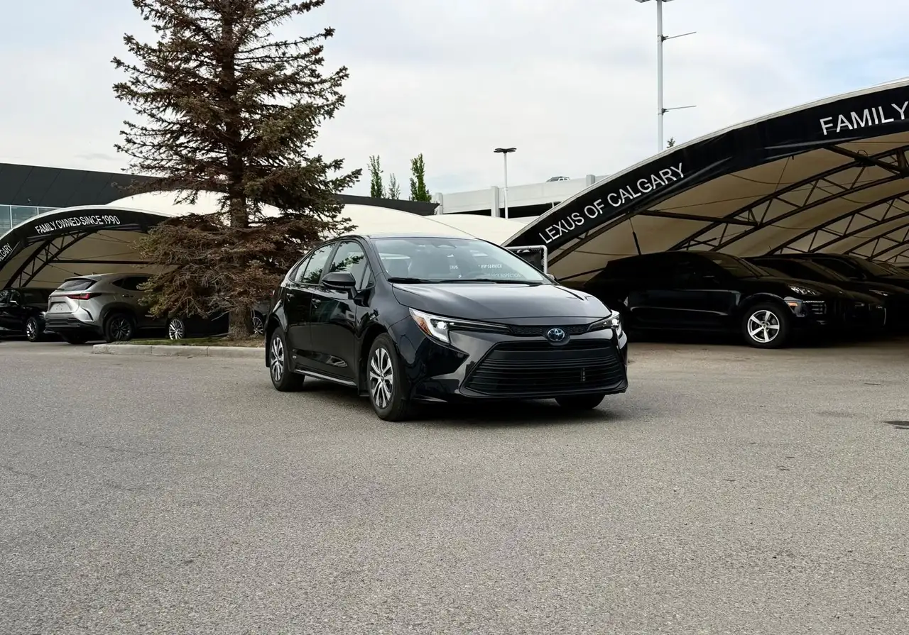2023 Toyota Corolla LE — photo 1