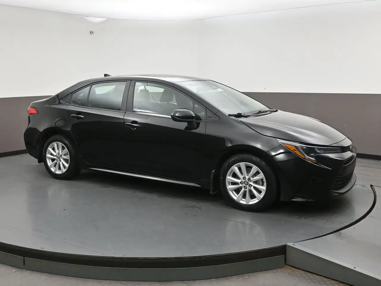 2023 Toyota Corolla LE — photo 1