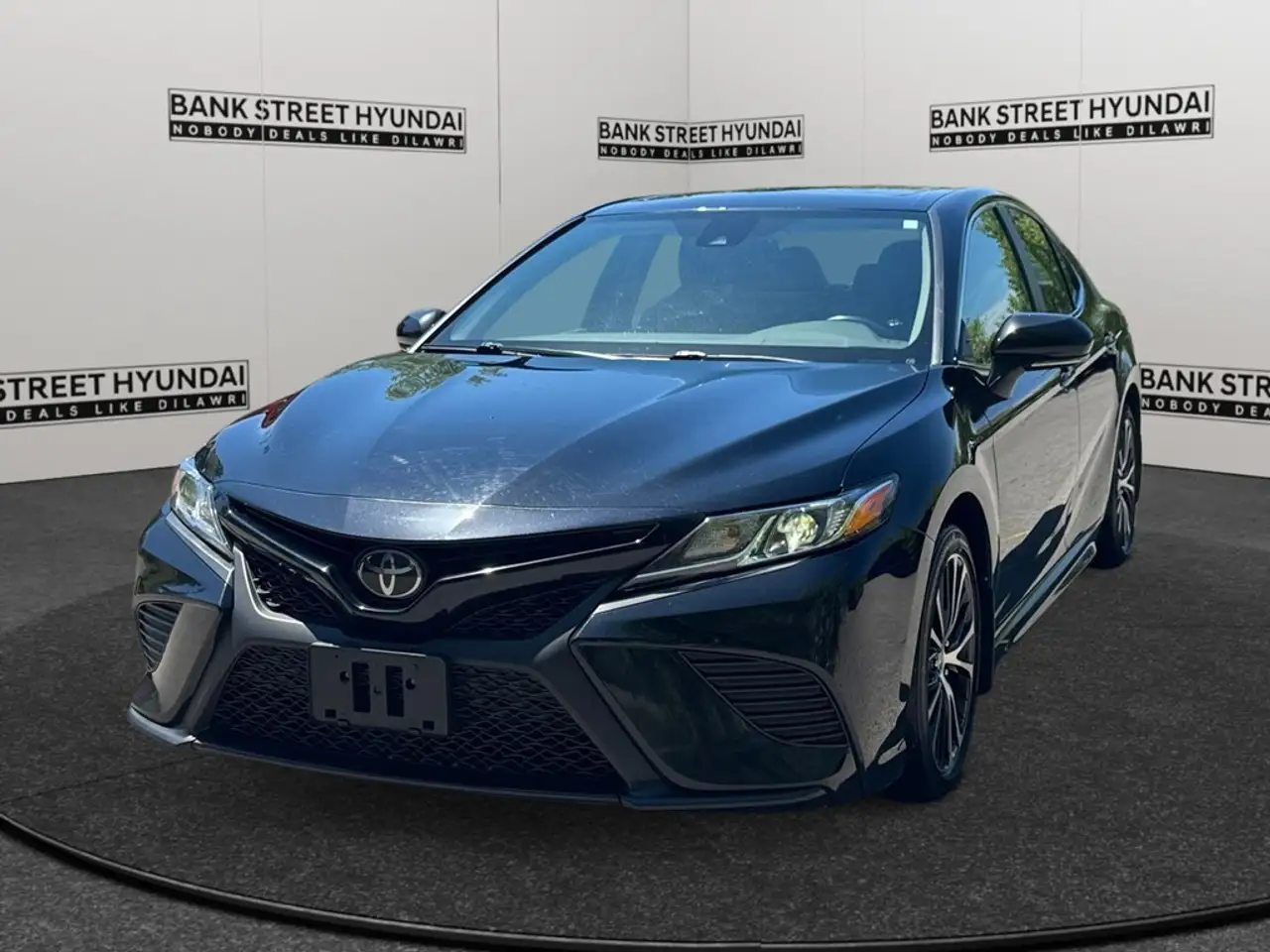 2020 Toyota Camry SE Auto — photo 1